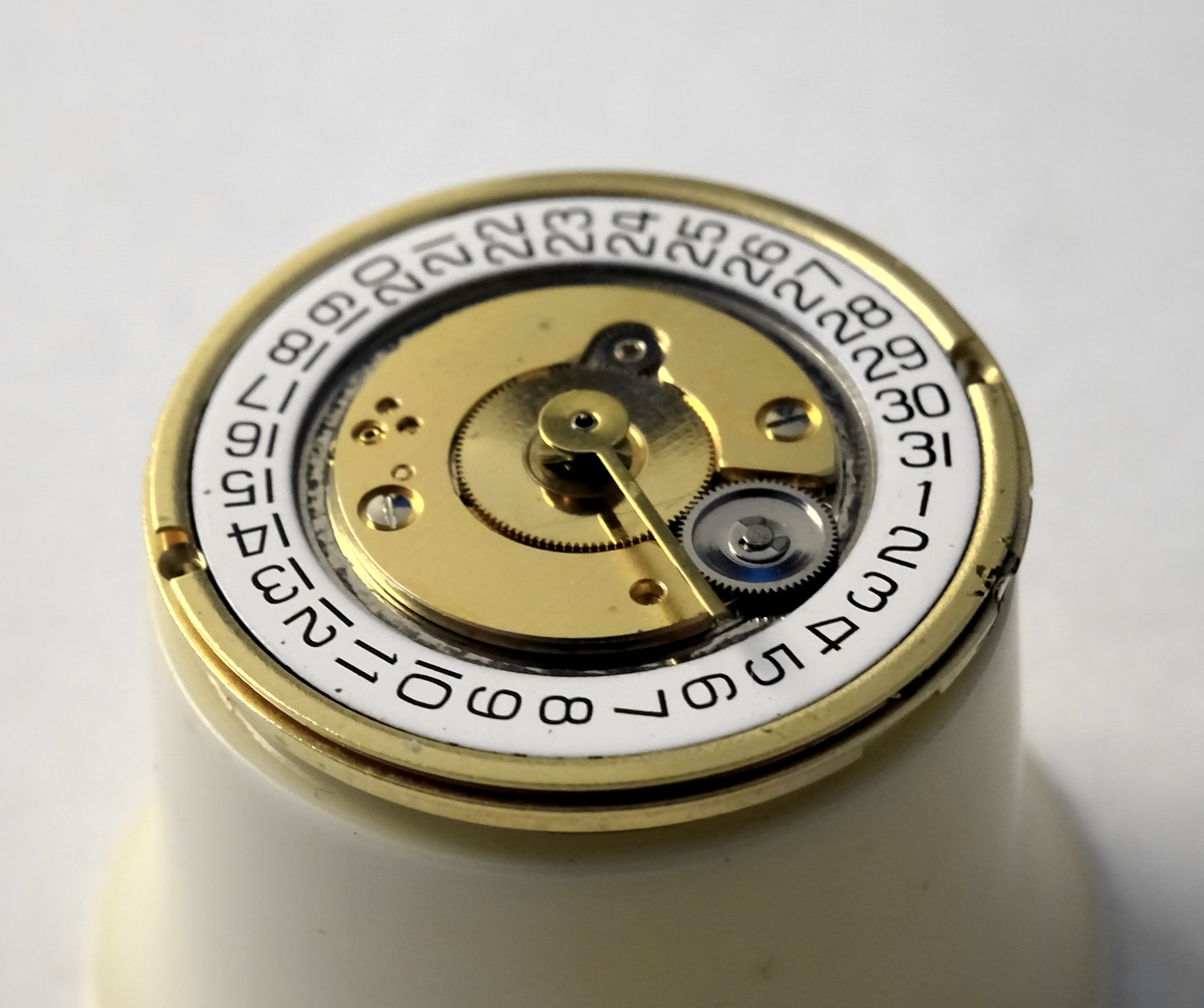 Mechanical movement and perimeter date ring